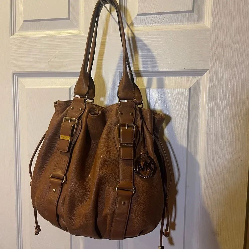 Michael Kors Brown Leather Medium bucket style shoulder bag gold tone Hardwares.